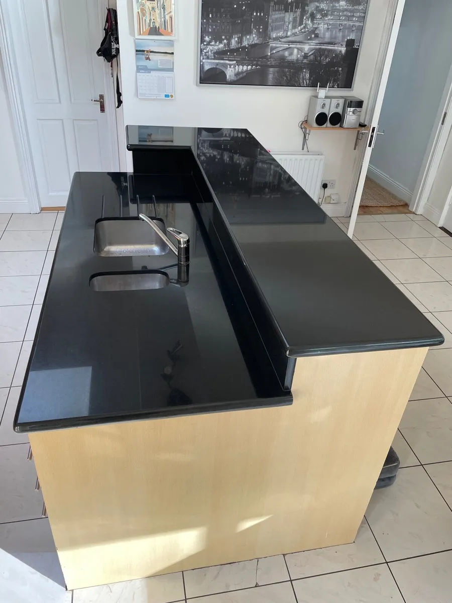 Fitted Kitchen with granite countertops - Image 4