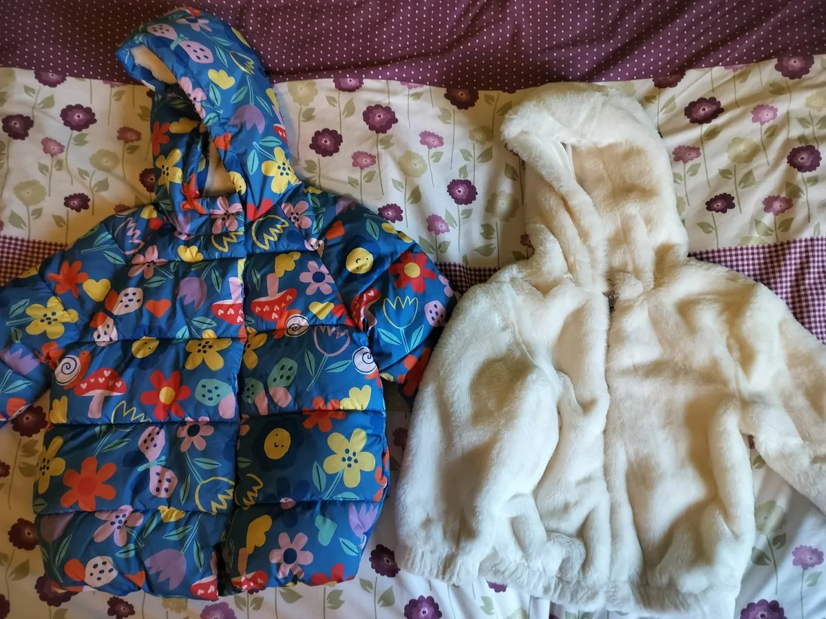 Girls bundle age 4-5 with wetsuit & blue jacket - Image 4
