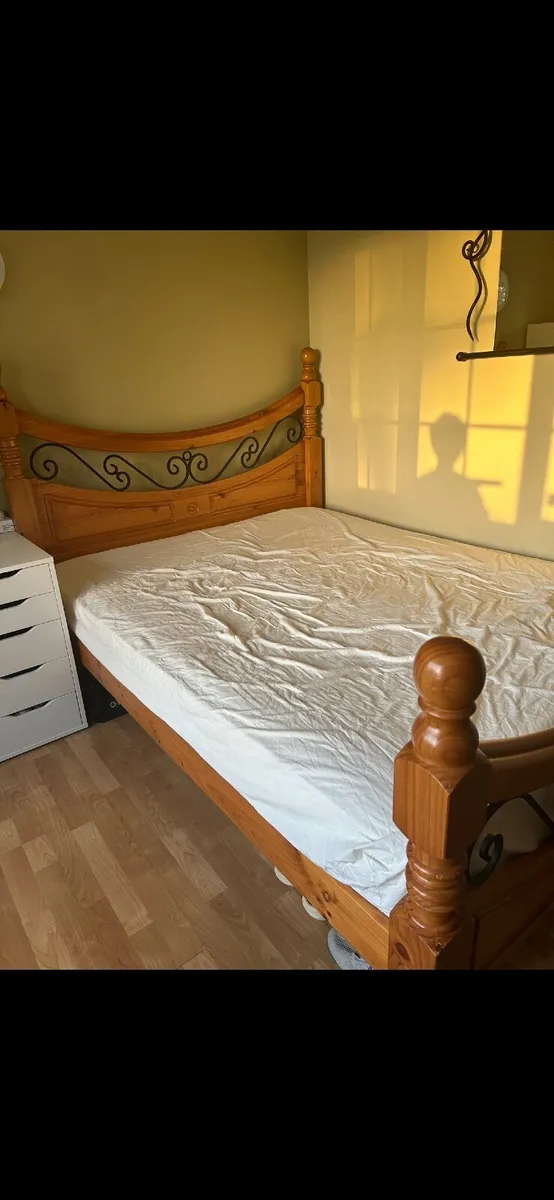 King size bed - Image 1