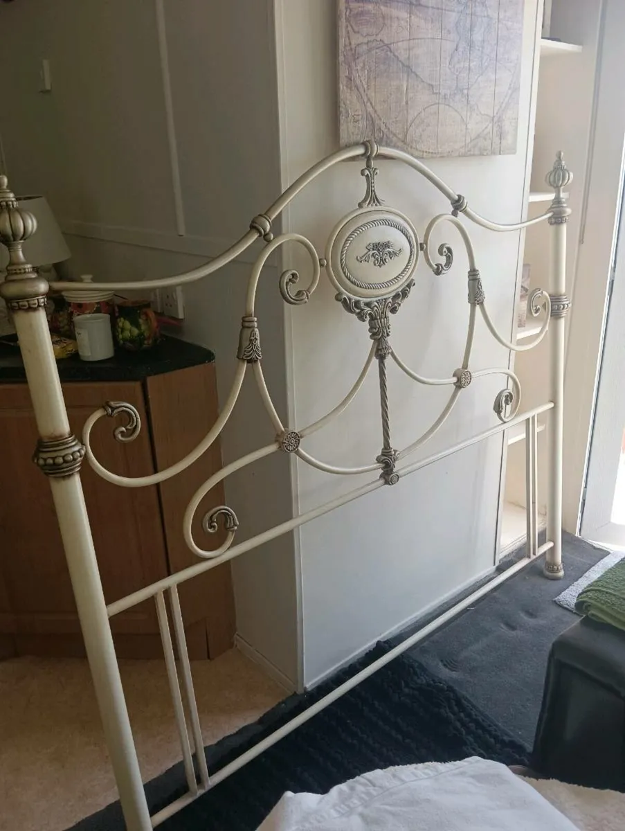 Beautiful 5 ft headboard - Image 1