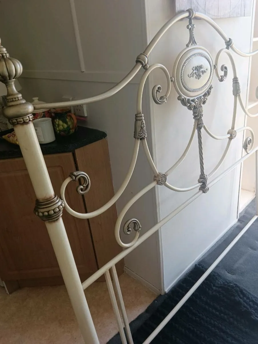 Beautiful 5 ft headboard - Image 2