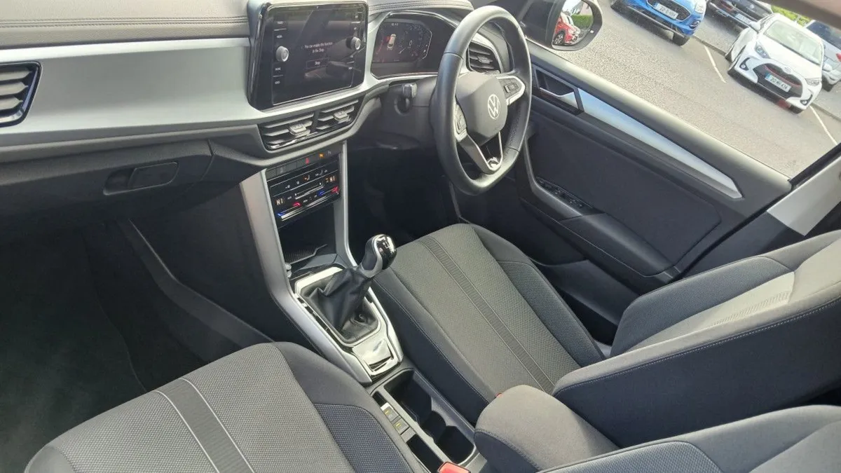 Volkswagen T-Roc Life 2.0 TDI 116HP  parking Sens - Image 3