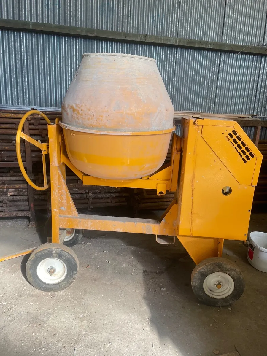 Cement mixer - Image 1