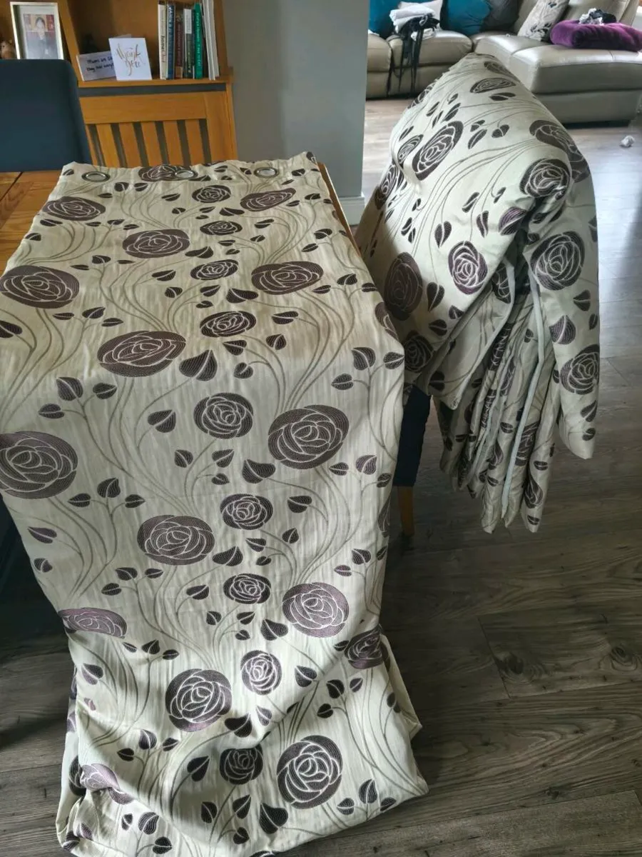 Curtains - Image 2