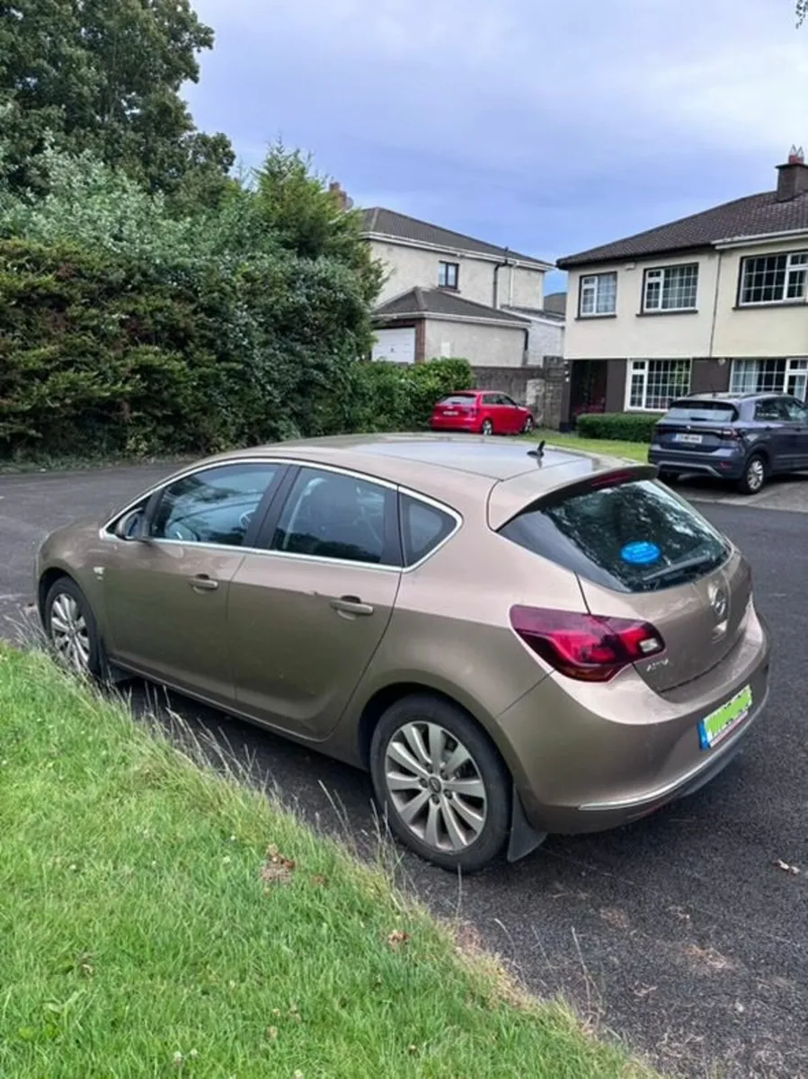 Opel Astra 2014 - Image 2