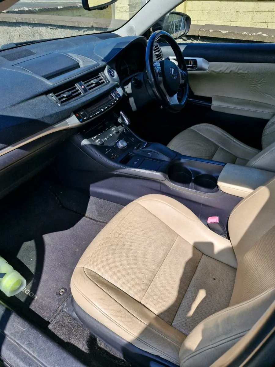 Lexus CT200H - Image 2