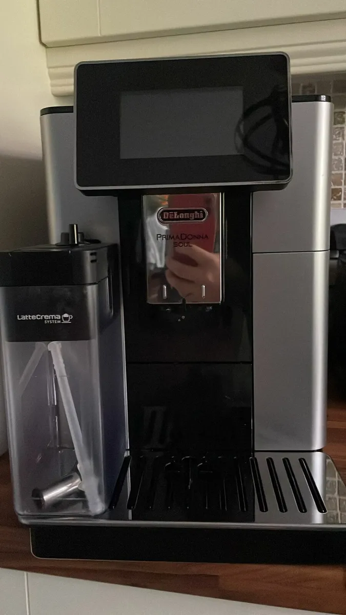 Delonghi coffee machine - Image 1