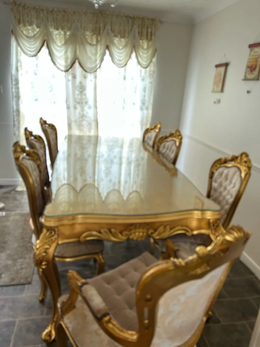 Table and chairs - Image 1