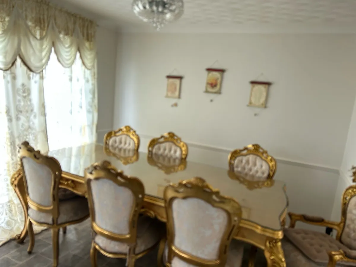 Table and chairs - Image 2