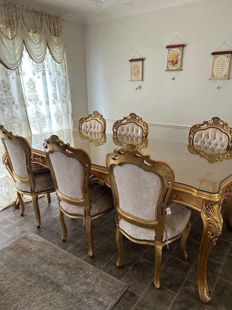 Table and chairs - Image 3