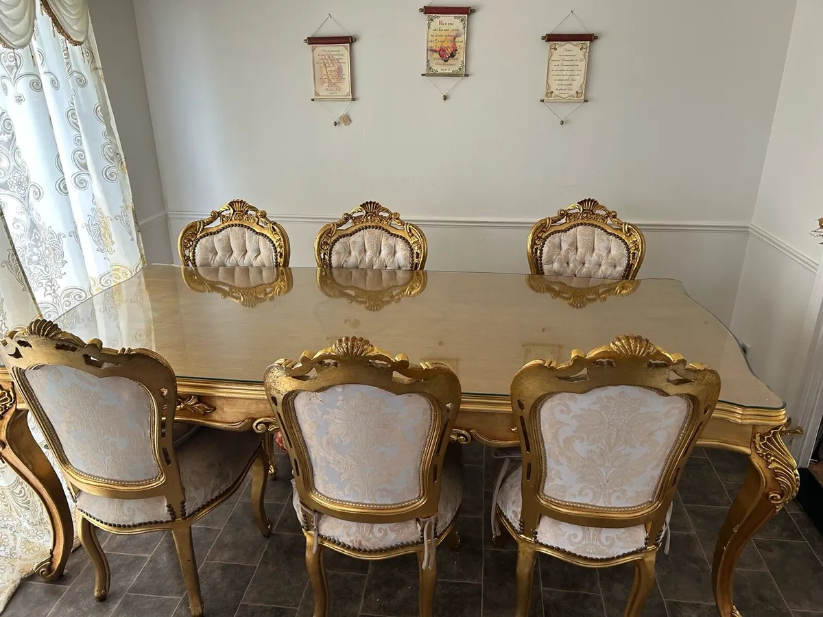 Table and chairs - Image 4