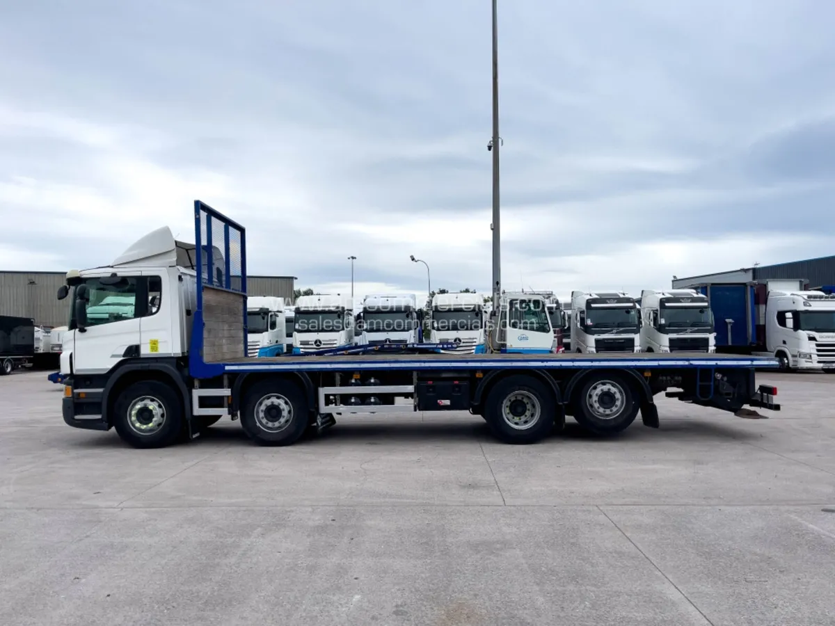 2018 (18) SCANIA P410 8X2 REARLIFT FLATBED - Image 4
