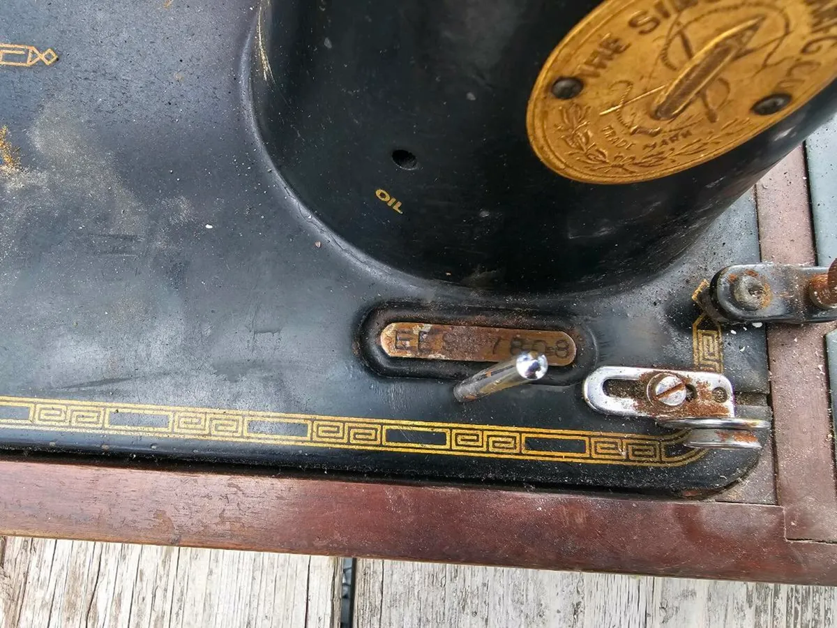 Singer sewing machine - Image 3