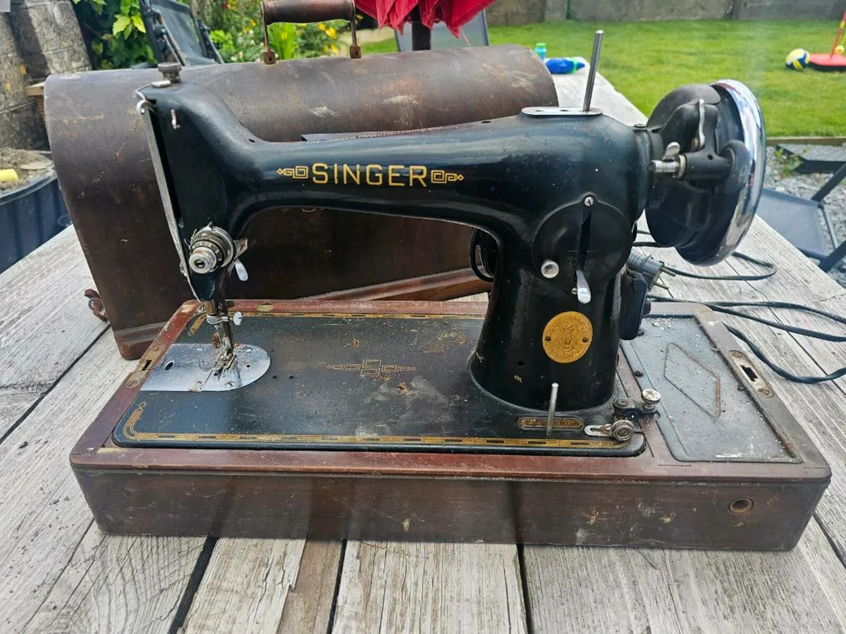 Singer sewing machine - Image 1