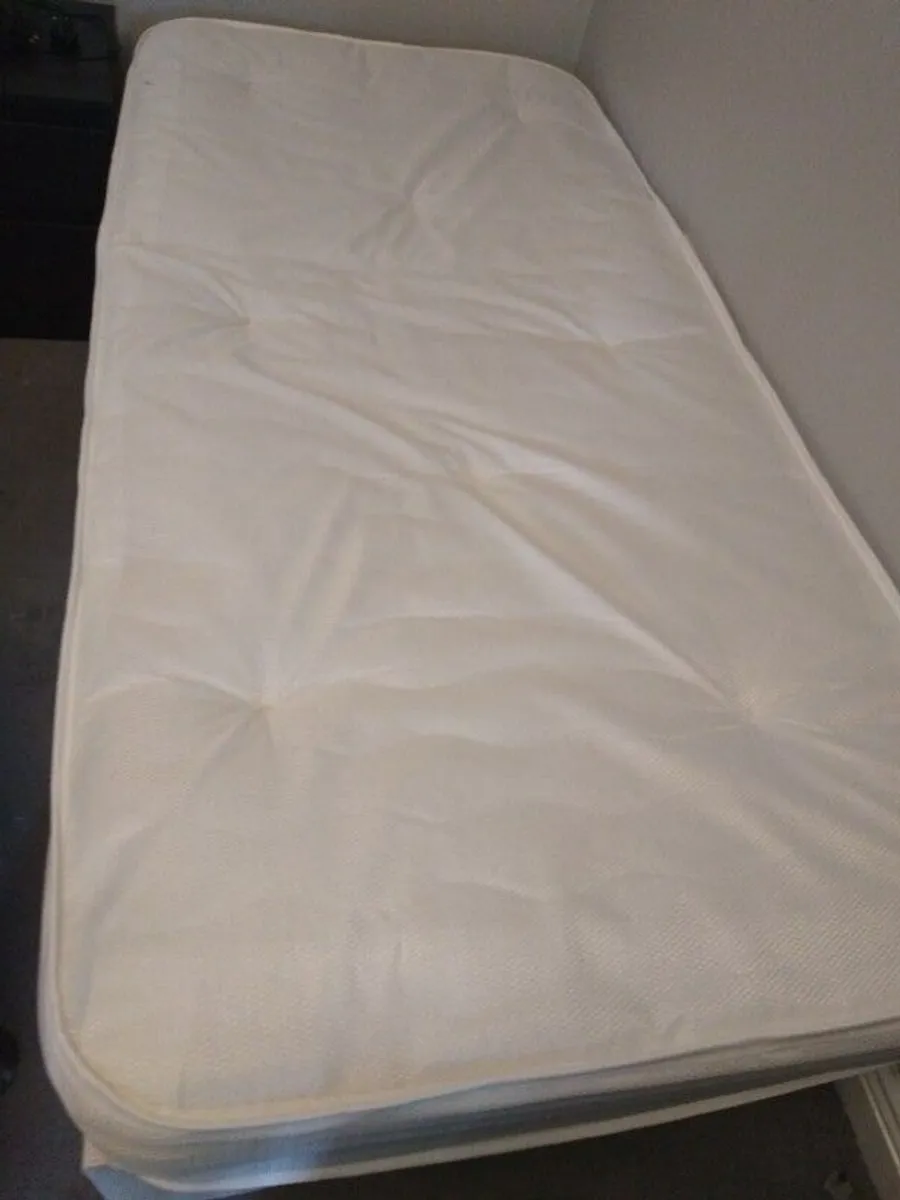 Single bed - Image 1