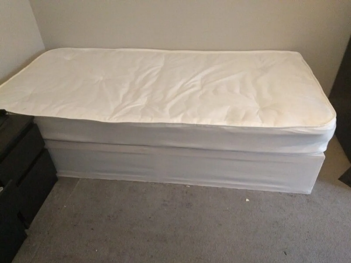 Single bed - Image 2