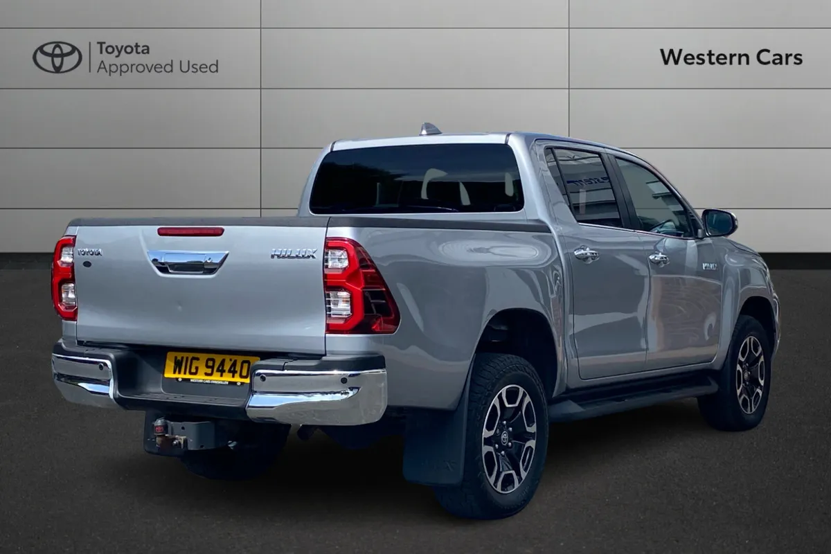 Toyota Hilux Invincible 2.8 Automatic 2023 - Image 2
