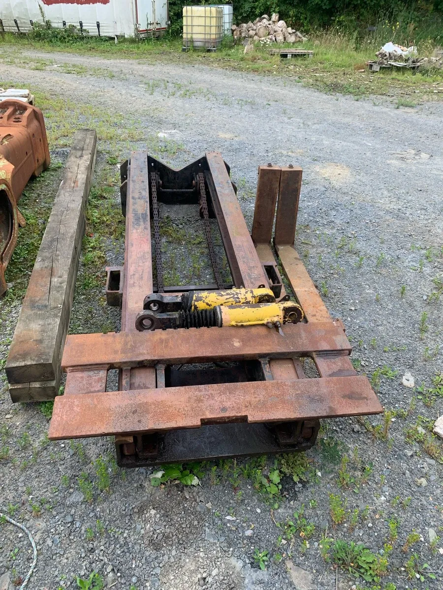 Forklift mast - Image 1