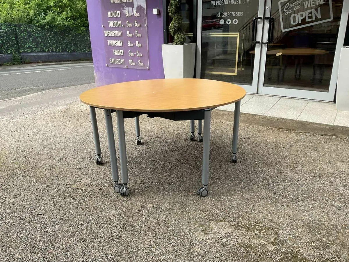 Ocee FourKonnect semicircular folding mobile table - Image 2
