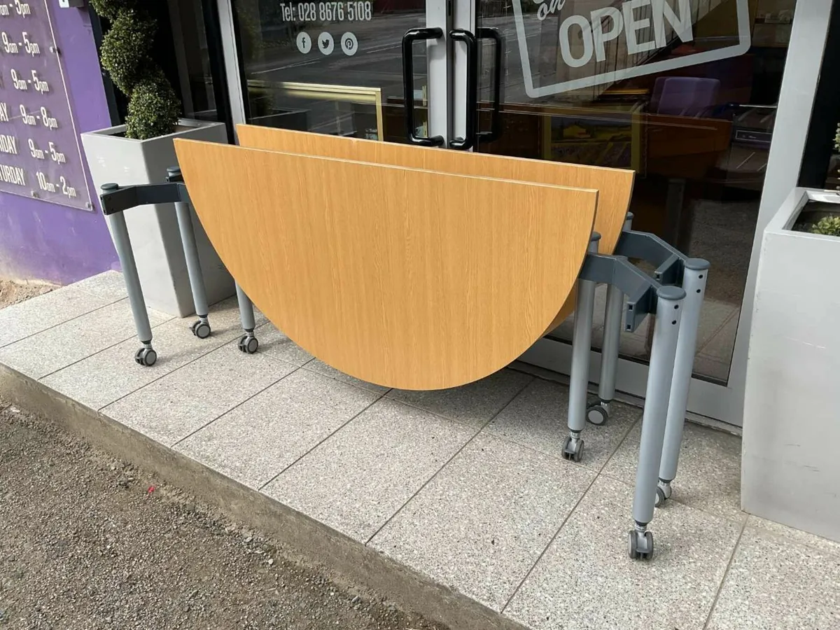 Ocee FourKonnect semicircular folding mobile table - Image 1
