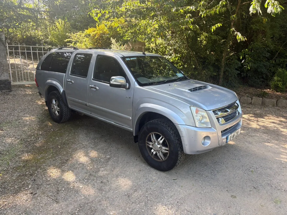 10 ISUZU DMAX - Image 1