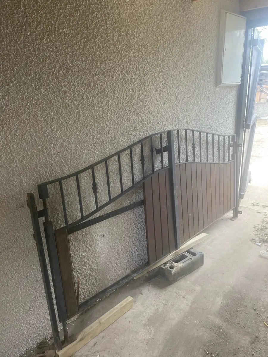 Gates - Image 1