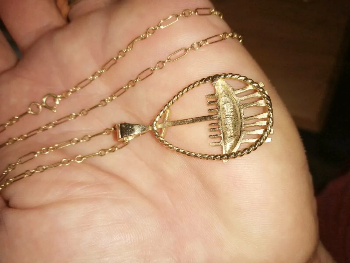 Gold chain  and pendent - Image 1