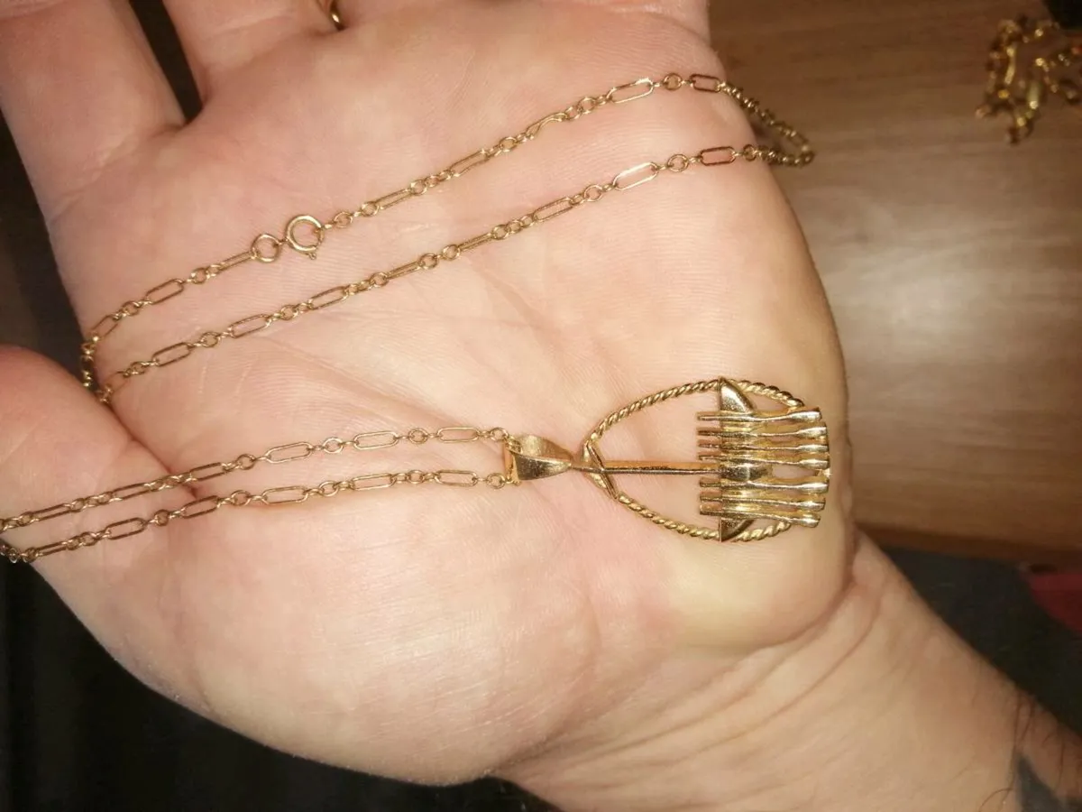 Gold chain  and pendent - Image 3
