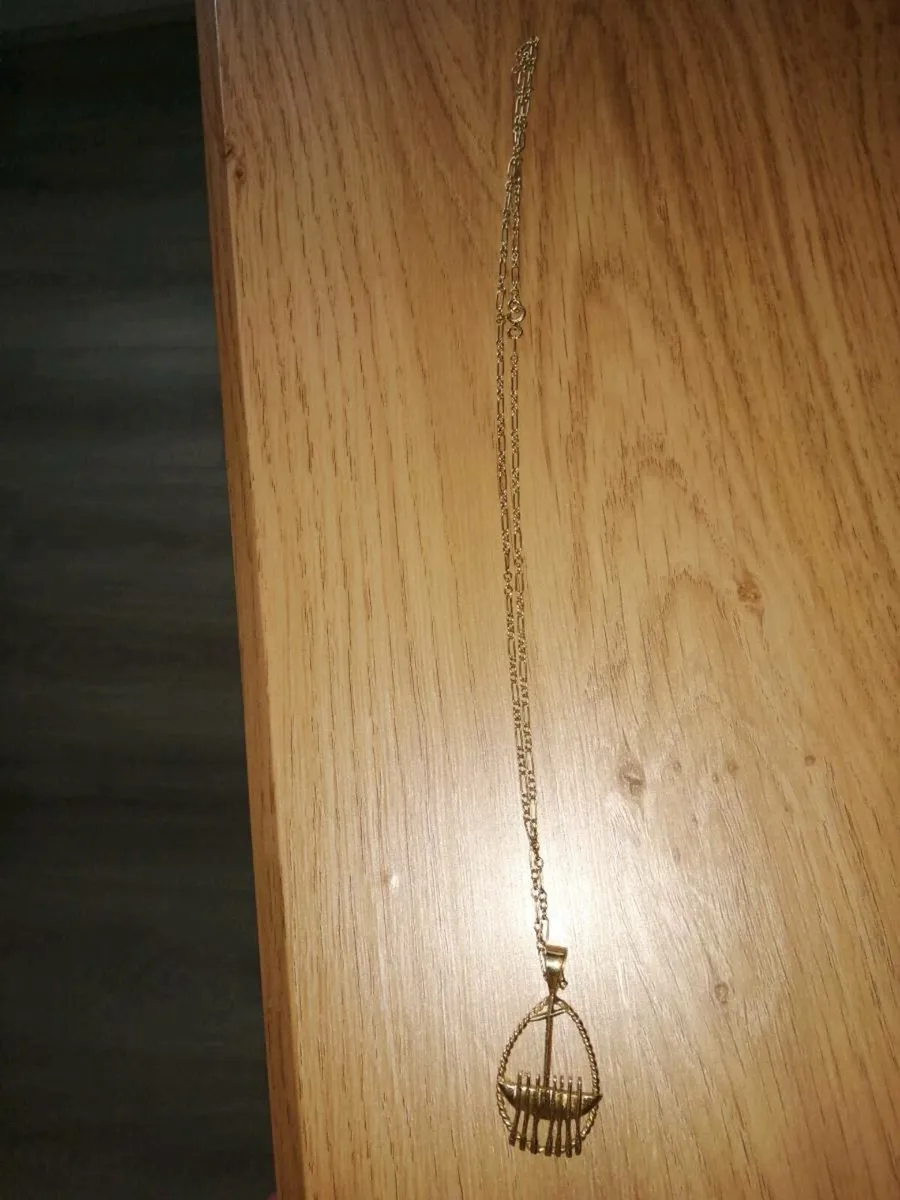 Gold chain  and pendent - Image 4