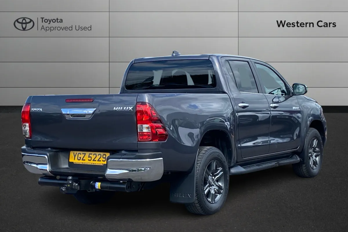 Toyota Hilux Icon 2.4 Manual 2023 - Image 2