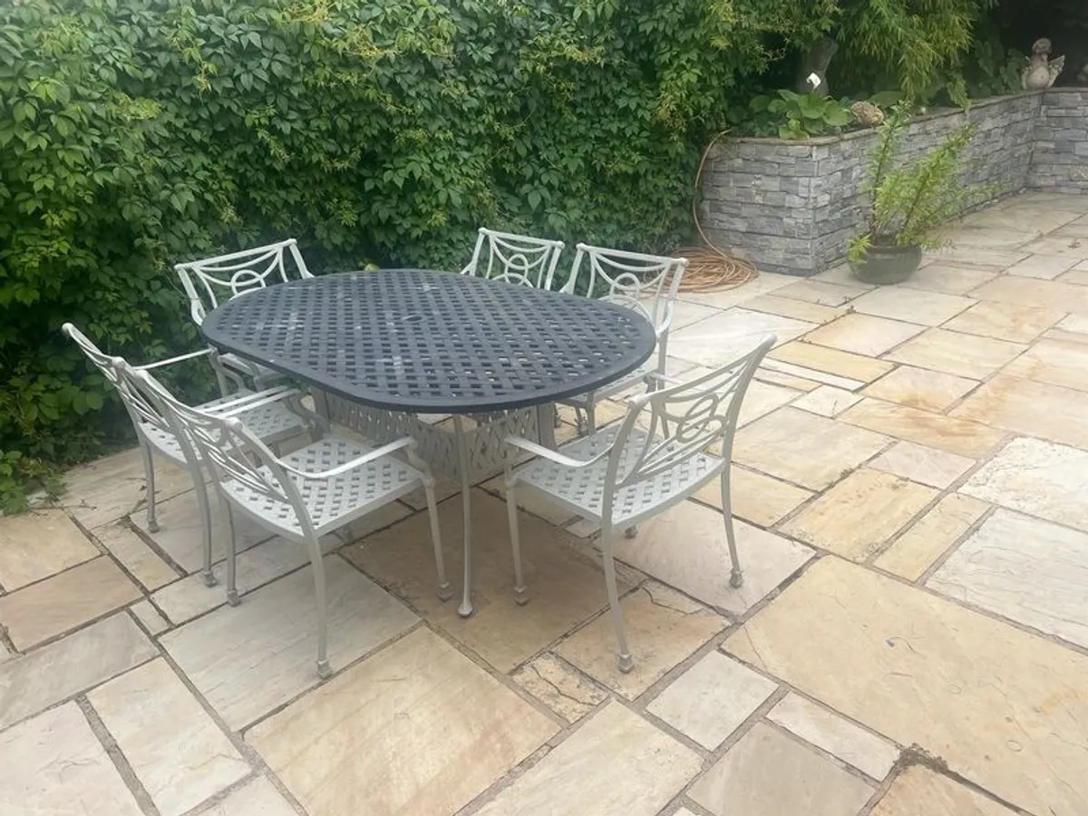 garden furniture table & 6 chairs - Image 1