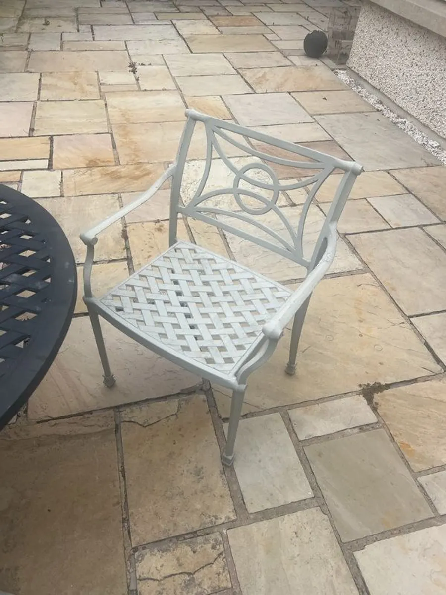 garden furniture table & 6 chairs - Image 2