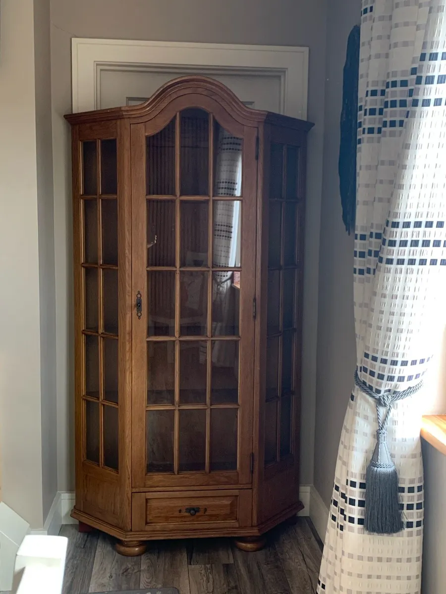 Free standing display unit