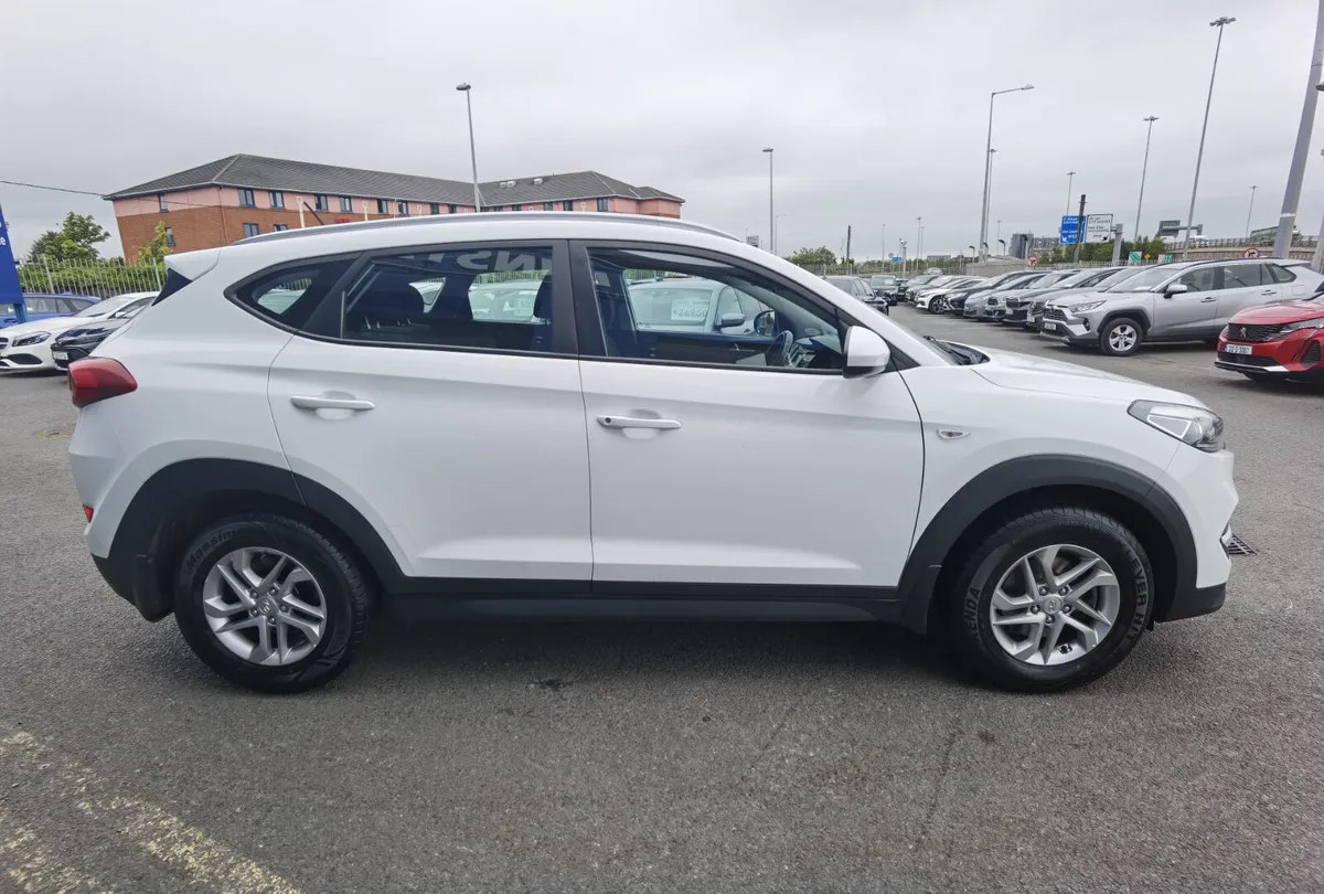 HYUNDAI TUCSON 1.7 COMFORT - Image 4