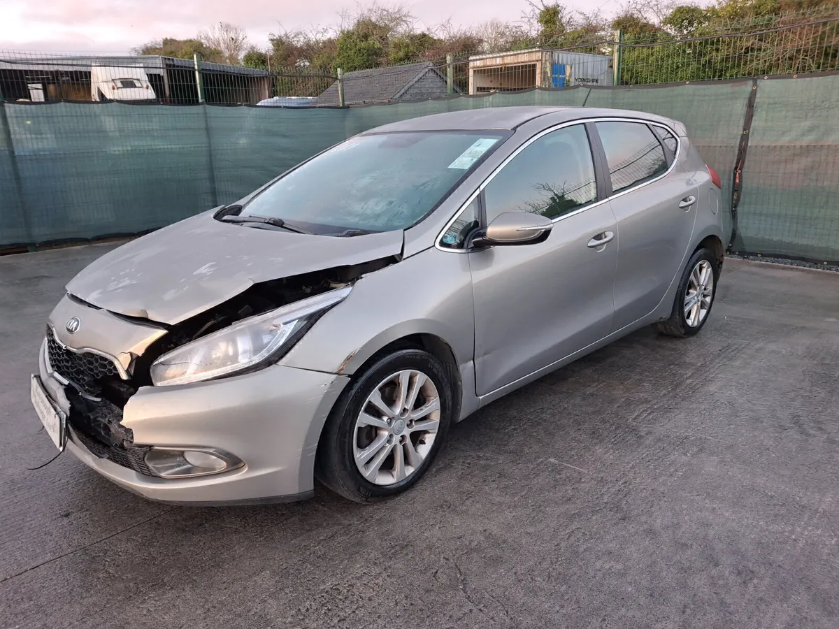 2013 Kia Ceed 1.6L Diesel light damage - Image 2