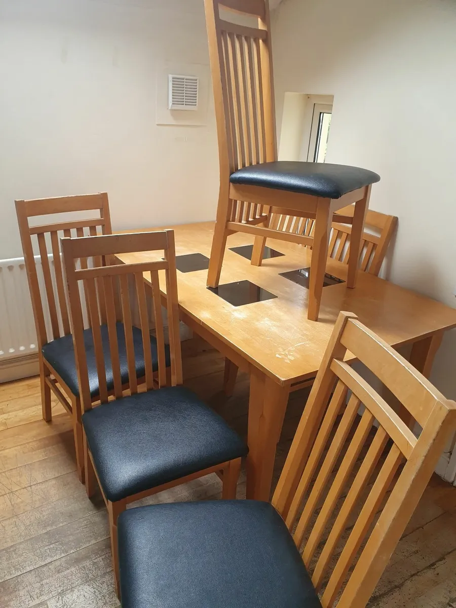 Table and chairs - Image 1