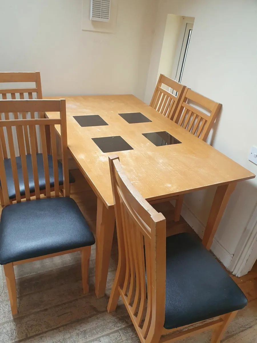 Table and chairs - Image 2