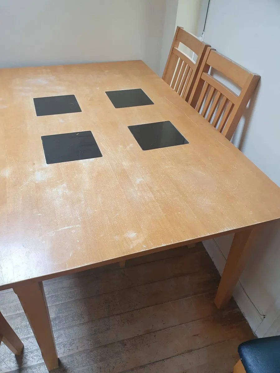 Table and chairs - Image 3