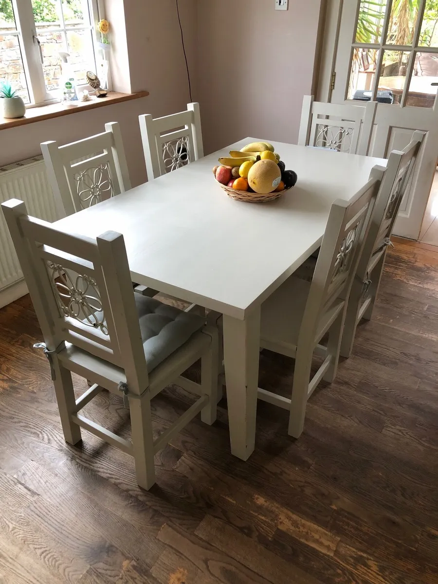 Table and chairs - Image 1