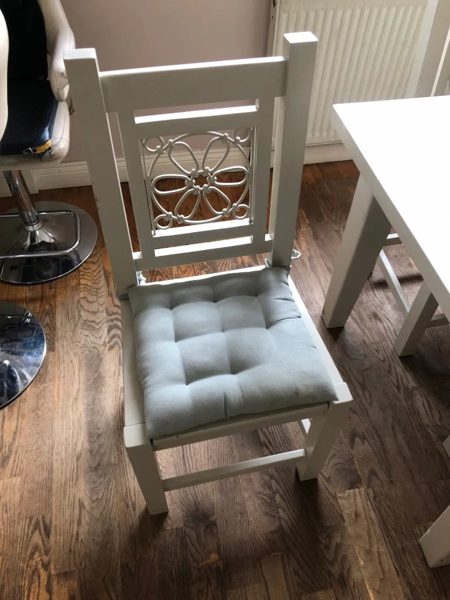 Table and chairs - Image 2