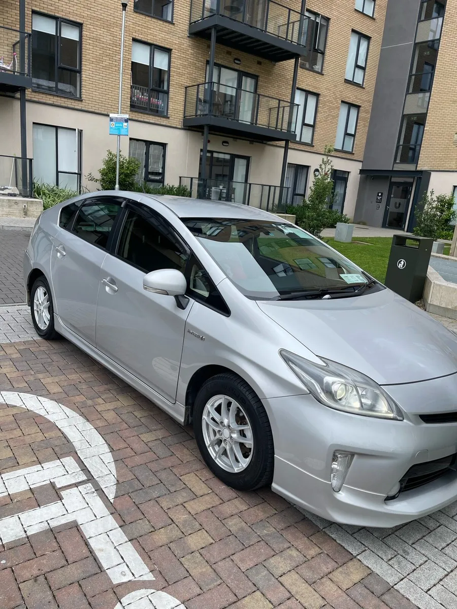SUPER CLEAN 2012 TOYOTA PRIUS - Image 1