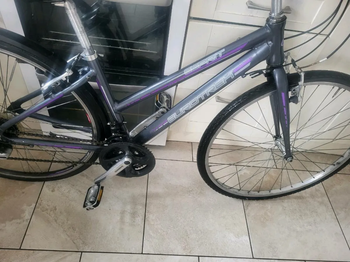 Ladies hybrid bike - Image 4