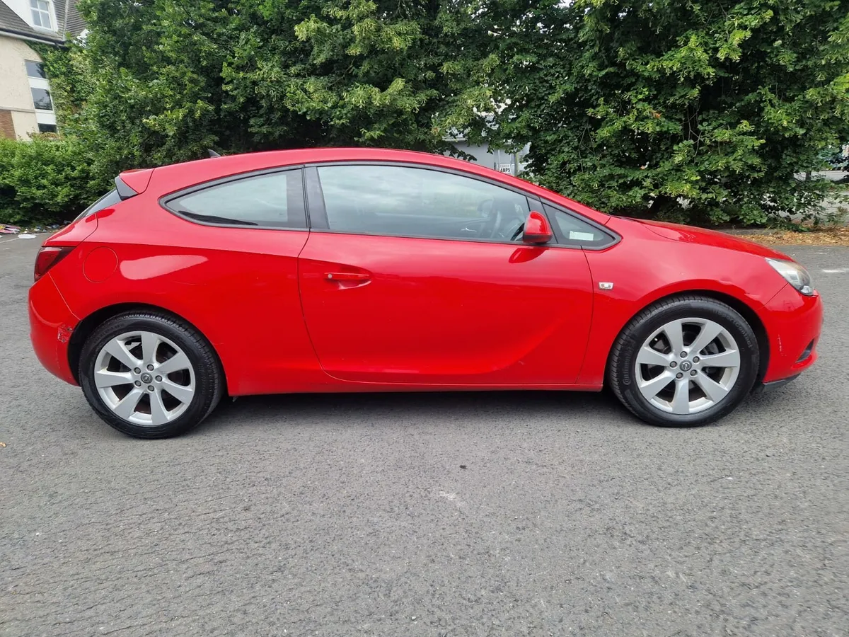 Opel Astra 2012 - Image 2