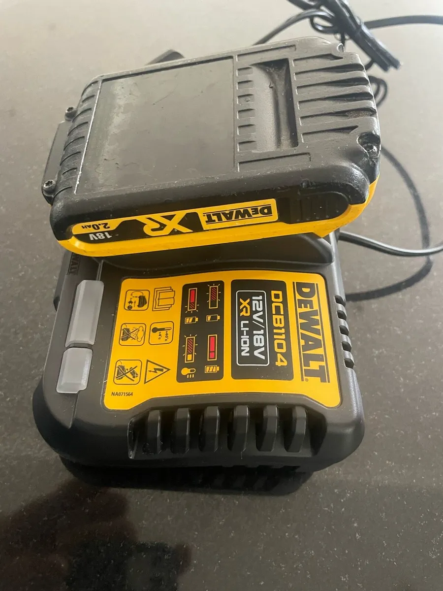 Dewalt 18-54v charger new 2ah used working 100% - Image 1
