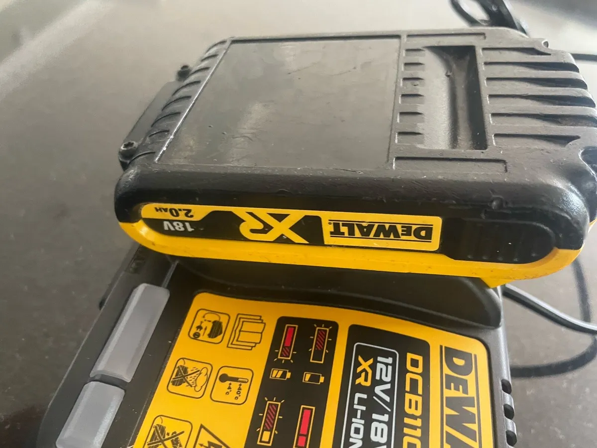Dewalt 18-54v charger new 2ah used working 100% - Image 2