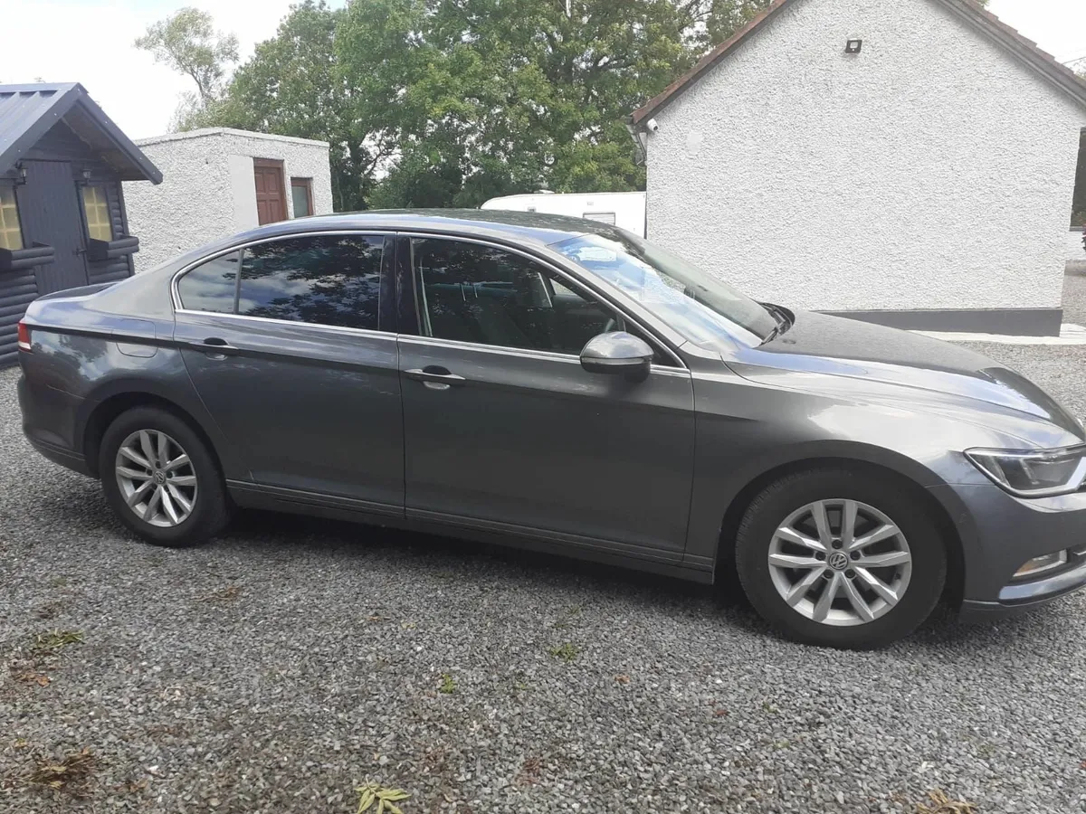 Volkswagen Passat 2016 - Image 2