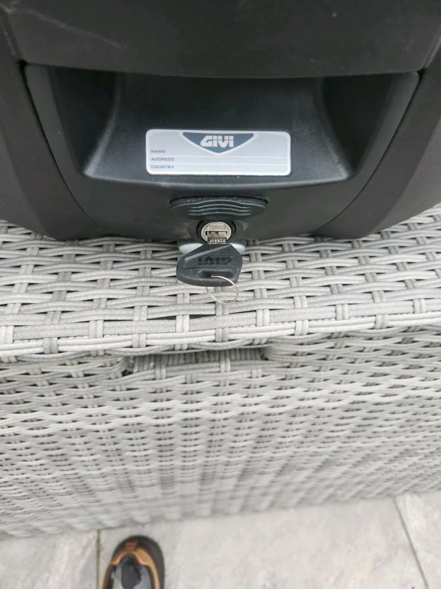 Givi monokey v47 top box - Image 3
