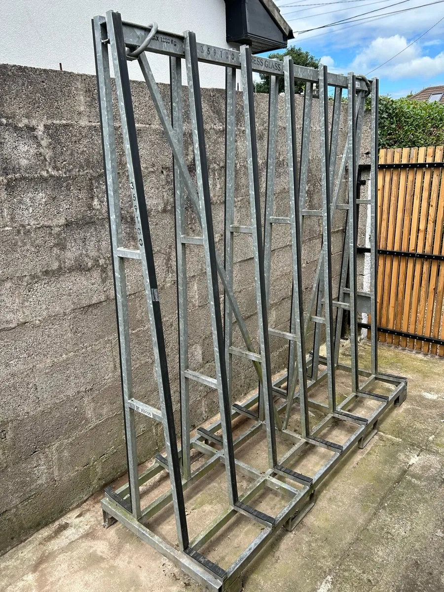 A frame window transport rack - Image 1