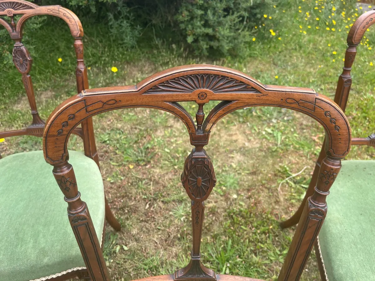 4 Set of four Victorian walnut dining chairs. - Image 2