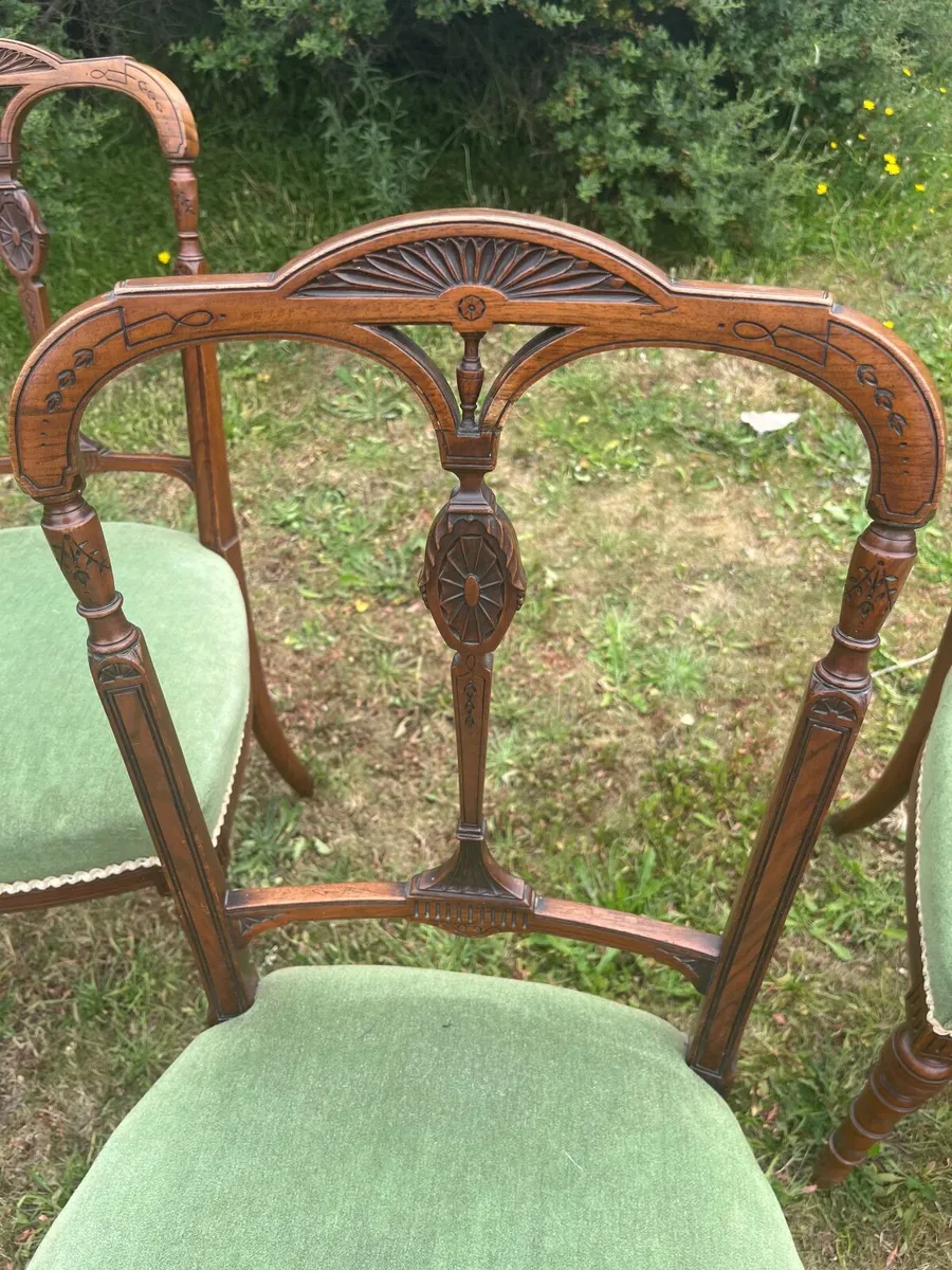 4 Set of four Victorian walnut dining chairs. - Image 3